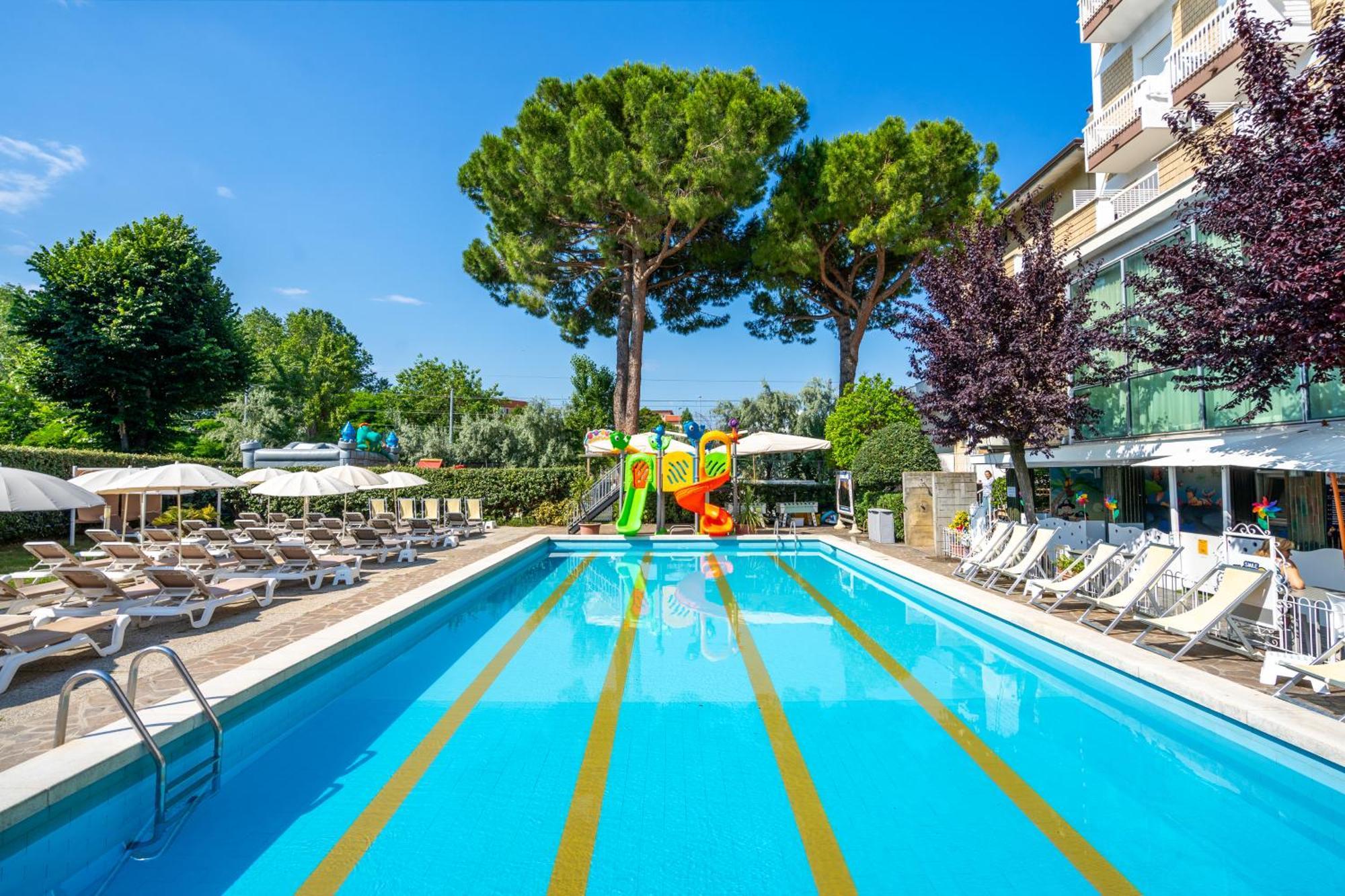 Lotus Hotel All Inclusive & Spiaggia Rimini Ngoại thất bức ảnh